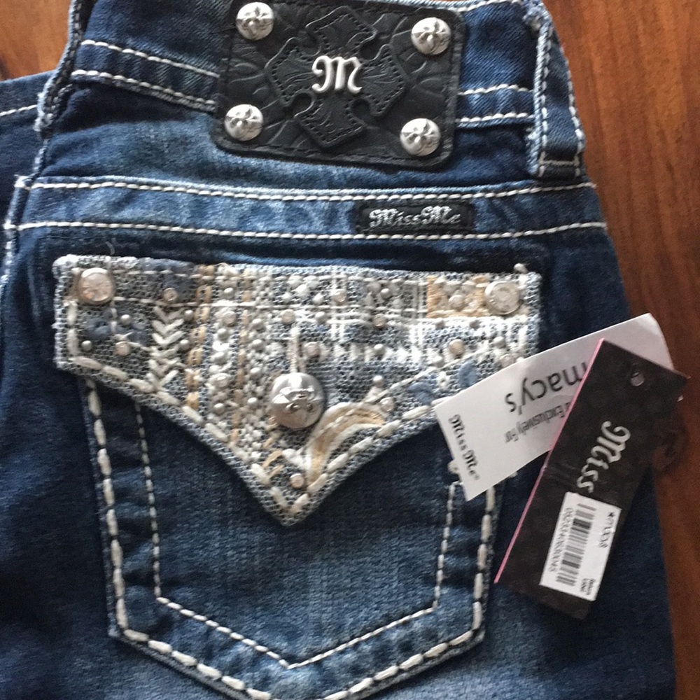 SOLD Miss Me Signature Boot Jeweled Pockets Jeans - Picture 1 of 8